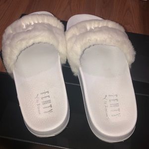 Fenty x Puma Whire Furry slides